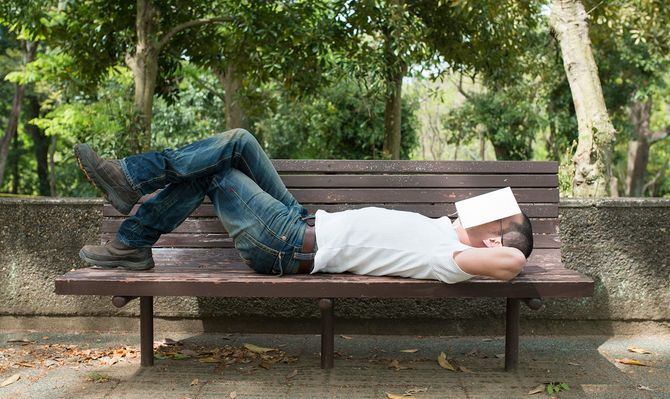 ベンチで寝ている男
