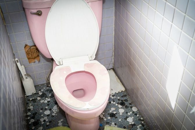 古い日本家屋のトイレ