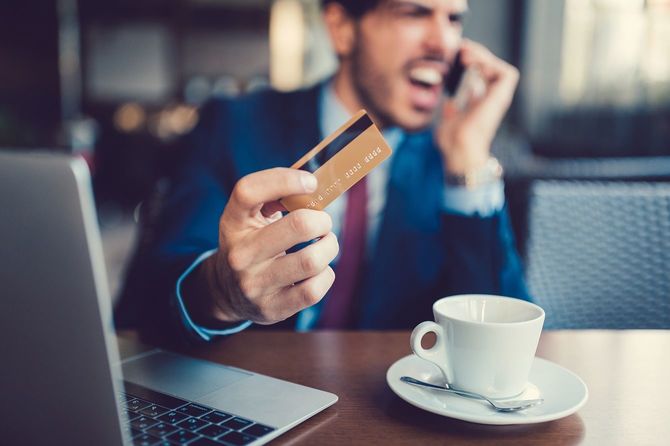 クレジットカードのトラブルが発生している様子