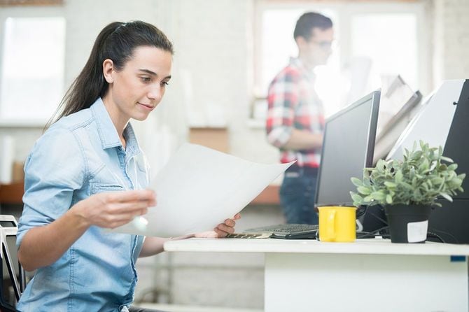 印刷用紙をチェックする女性