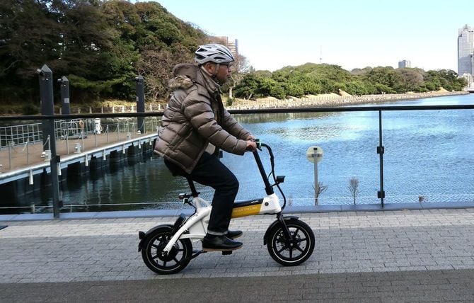 電動サイクルに乗る筆者。たしかに楽しいが、歩道の制限速度である時速6km/hで走るとふらついてしまう
