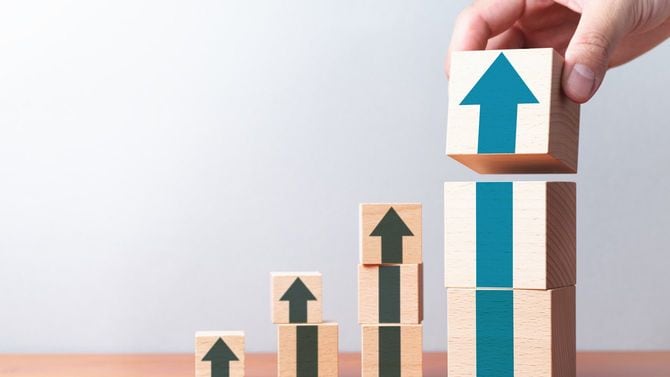 矢印のブロックを積み上げる手