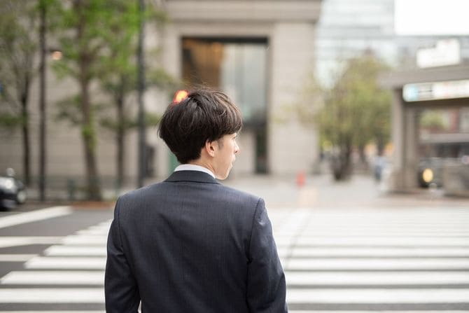 路上で若いアジアの冷静な態度のビジネスマンの肖像画