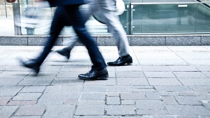 足早に移動するビジネスマンの足元
