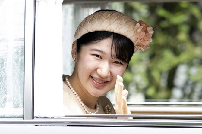 上皇后美智子さまの誕生日に仙洞御所に入る天皇、皇后両陛下の長女愛子さま=2025年10月20日午前10時56分、東京都港区