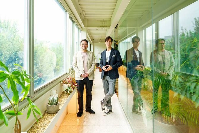 お笑い芸人のパックンさん（右）とエコノミストのエミン・ユルマズさん