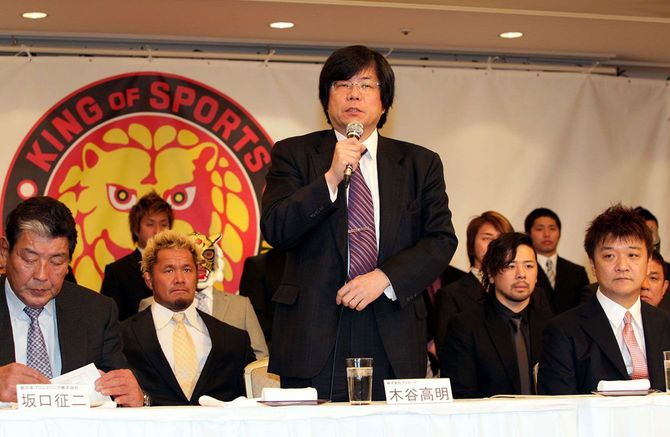 新日本プロレスの会見で話すブシロードの木谷高明社長(前列中央)。同左は坂口征二相談役、同右はユークスの谷口行規社長=2012年1月31日、明治記念館