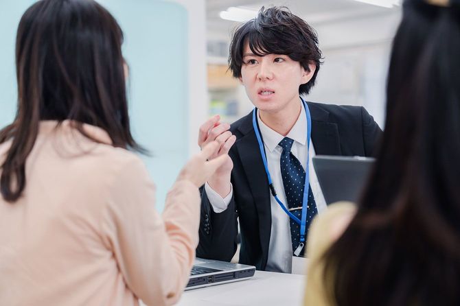 話をする2人の人物