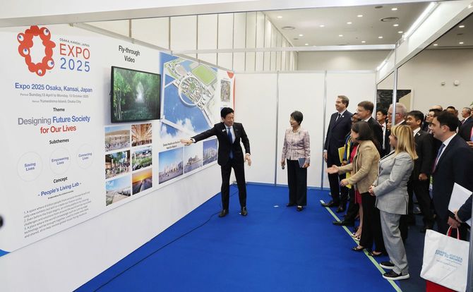 先進7カ国（G7）貿易相会合の各国代表らに2025年大阪・関西万博について説明する西村康稔経済産業相（左端）と上川陽子外相（左から2人目）＝2023年10月28日、大阪市北区