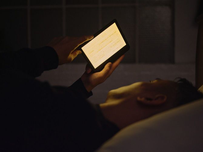 読書が捗るシーンのひとつが「就寝前の布団の中」。「ComfortLight PRO」を搭載した「Kobo Libra Colour」「Kobo Clara Colour」なら、昼間は明るい白色、夜はあたたかなナチュラルライトと、24時間最適な色相で読書を楽しめる（画像は「Kobo Libra Colour」）。