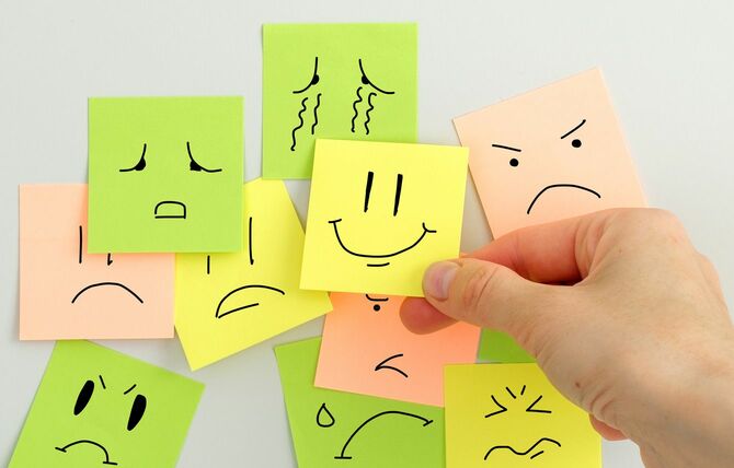 様々な感情を表す付箋