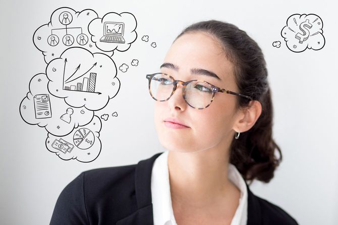 ビジネス案を思い浮かべる女性