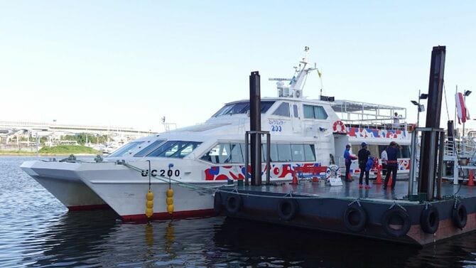 堺旧港に停泊する「ミャクミャク号」