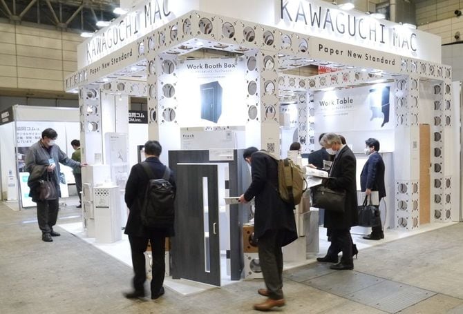 オンライン会議用のワークブースに興味を持つ来場者たち