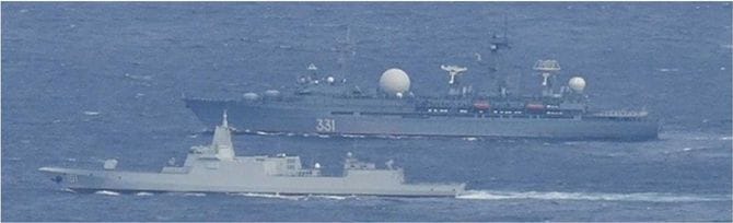中国海軍レンハイ級ミサイル駆逐艦（手前）及びロシア海軍ネデリン級ミサイル観測支援艦（奥）