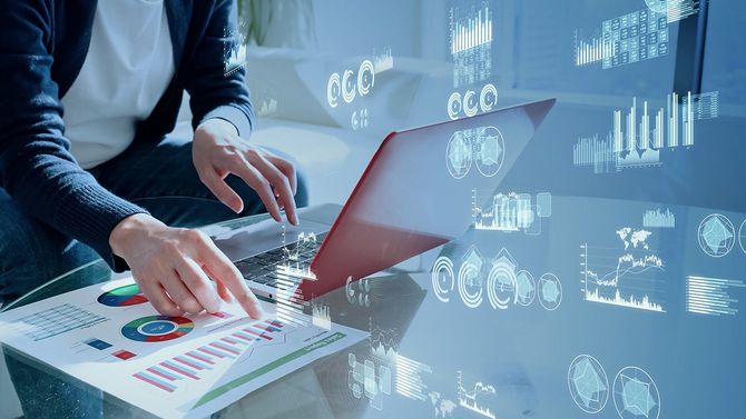 ビジネスとテクノロジーのコンセプト。スマートオフィス。 経営戦略。GUI (グラフィカル ユーザー インターフェイス)。