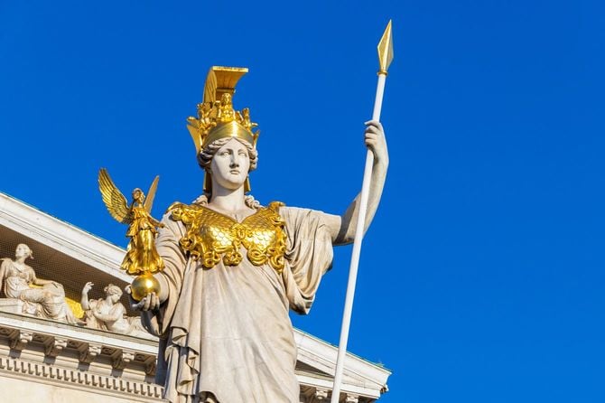 オーストリア国会議事堂前の古代ギリシャの女神アテナ