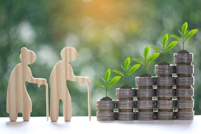 コインの階段を歩く高齢男女