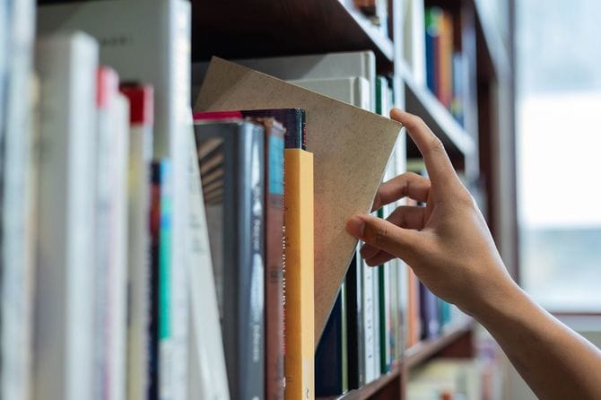 図書館で本を取る手