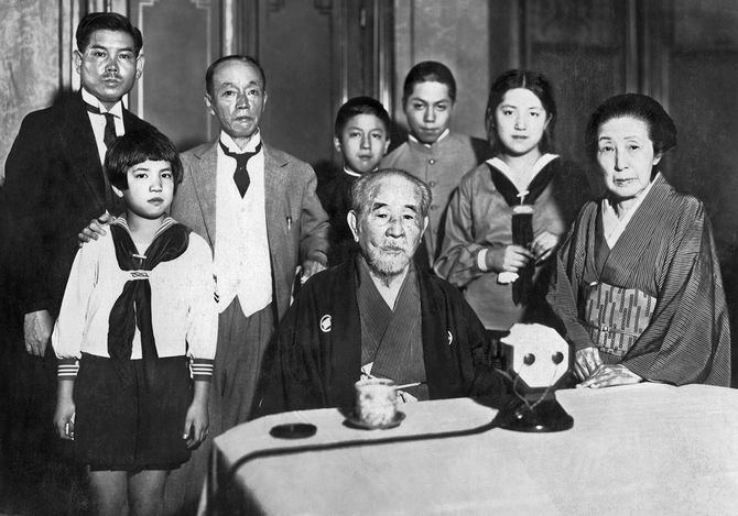 療養中の身で、中国の水害基金募集を放送で呼び掛ける中華民国水災同情会会長の渋沢栄一子爵（中央）と、兼子夫人（右端）、長男篤二（栄一の左後ろ）ら家族＝1931年9月6日、東京・飛鳥山の自邸（日本電報通信社撮影）