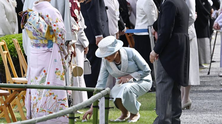 雅子さまは流れるようにしゃがんだ…皇室研究家が｢天皇家の