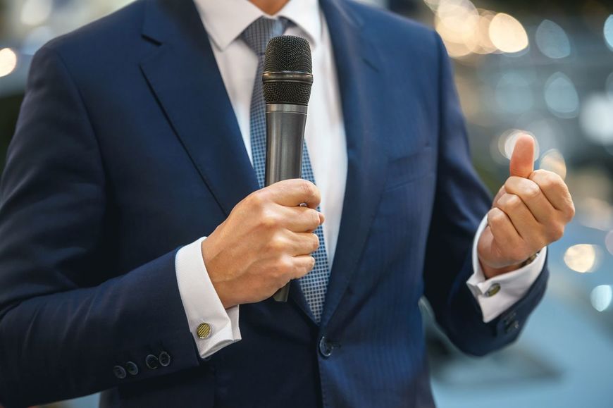 政治集会でのスピーチ