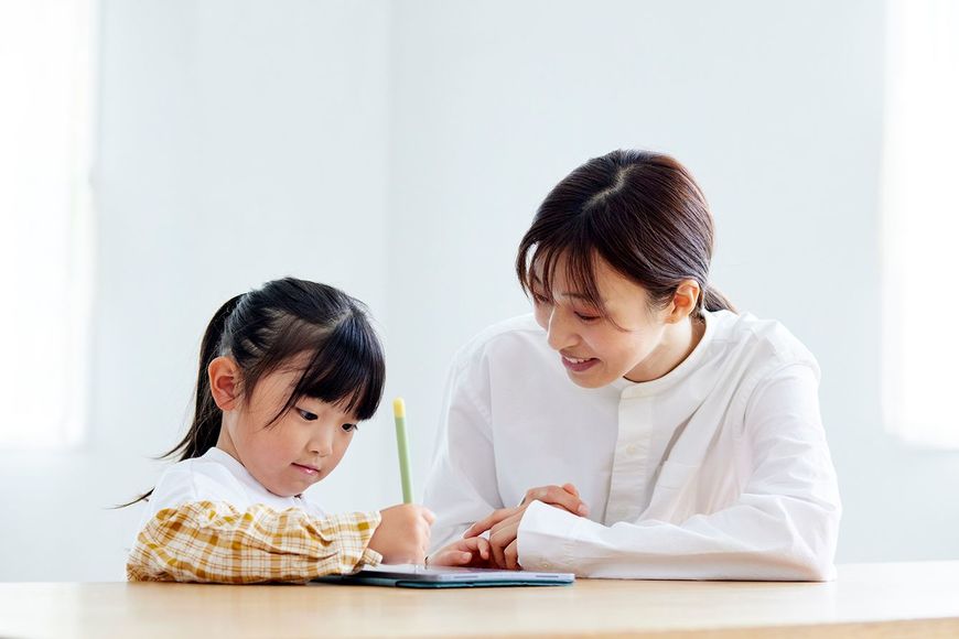 タブレットに絵を描く母と娘