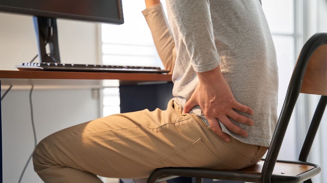 医学的に正しい｢デスクワーク時の座り方｣はこれ…3時間集中しても体が軽い人がこまめにやっている"動き" ｢いい姿勢を保つ｣と逆に肩や腰が凝りやすい