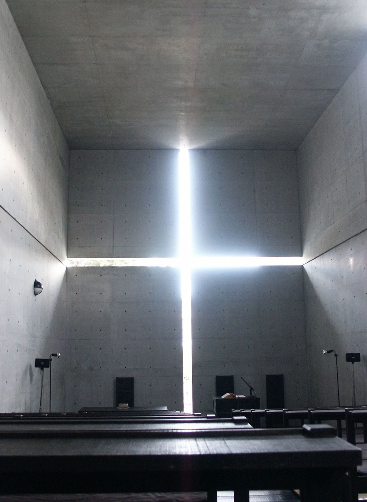 大阪府茨木市にある安藤忠雄設計の「光の教会」内部
