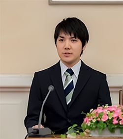2017年9月3日、記者会見に臨む小室圭さん(写真=宮内庁/CC-BY-4.0/Wikimedia Commons)