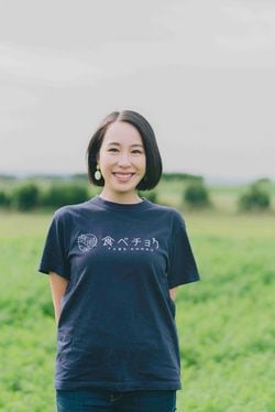 Tシャツ姿の秋元さん