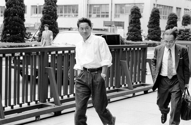 フライデー乱入事件の第2回公判で、東京地裁に入るビートたけしこと北野武被告（1987年5月26日、東京・霞が関）