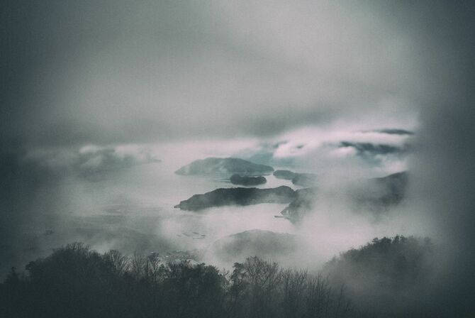 霧がかかった幻想的な日本の風景