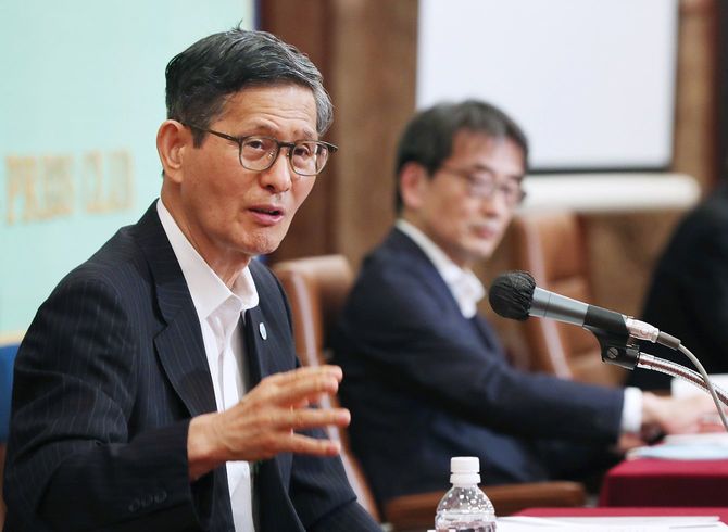 政府専門家会議の在り方について記者会見する尾身茂副座長（手前、地域医療機能推進機構理事長）ら＝2020年6月24日、東京都千代田区