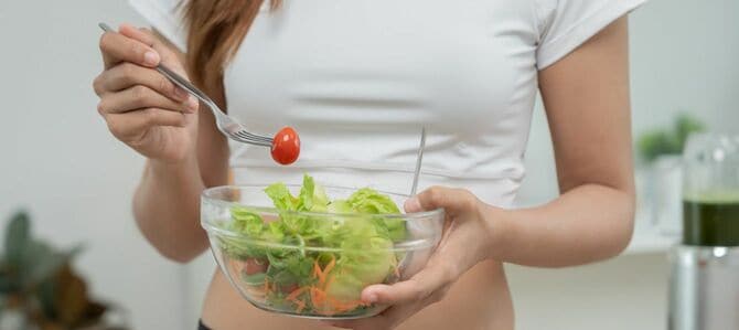 サラダを食べる女性