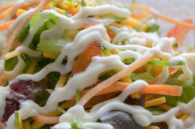 マヨネーズがかかったサラダ