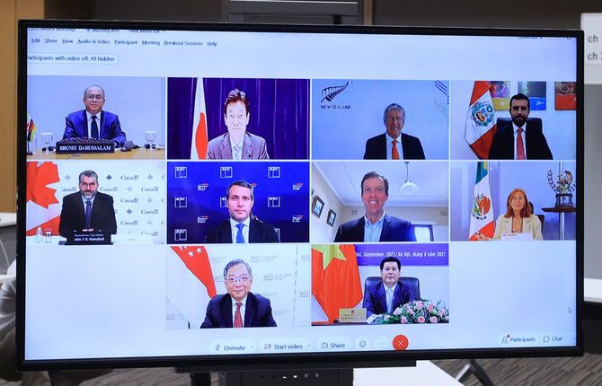 オンライン形式で開かれた閣僚級の「TPP委員会」。上段左から2人目は議長を務める西村康稔経済再生担当相=2021年9月1日、東京都千代田区