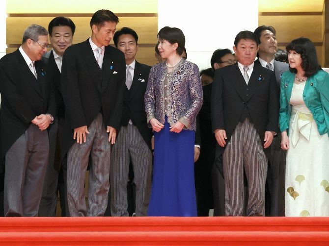 第2次高市改造内閣の初閣議を終え、記念撮影する閣僚ら