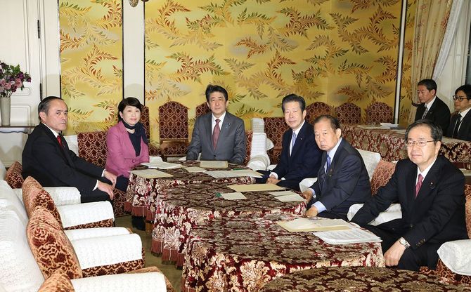 新型コロナウイルスの感染拡大を受け、会談に臨む安倍晋三首相（左から3人目）、公明党の山口那津男代表（右から3人目）、社民党の福島瑞穂党首（左から2人目）ら＝2020年3月4日、国会内