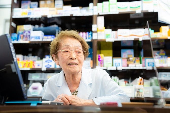 比留間榮子さん。いつもここでお客さんの相談に応じる。