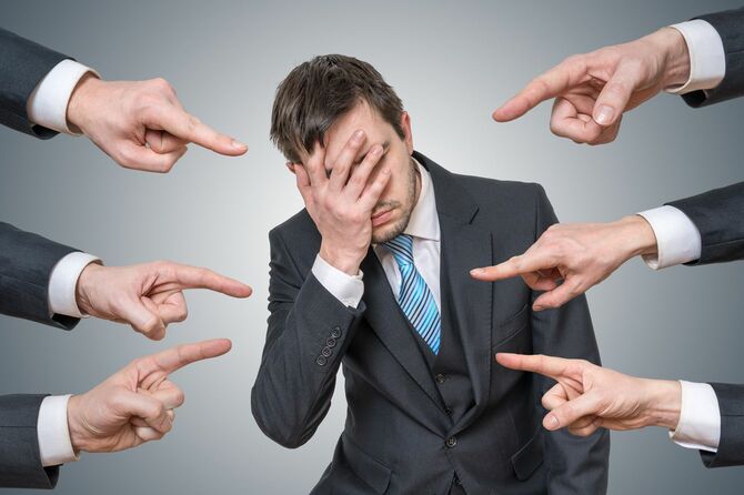 多くの手が男を指している