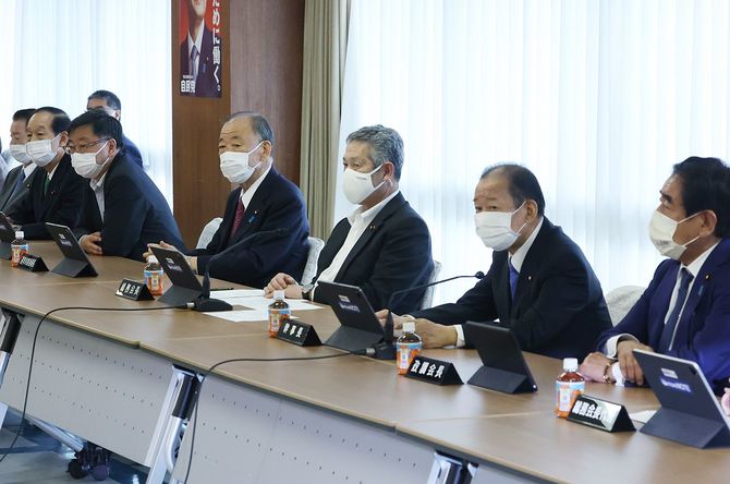 自民党総務会に臨む（右から）下村博文政調会長、二階俊博幹事長、佐藤勉総務会長ら