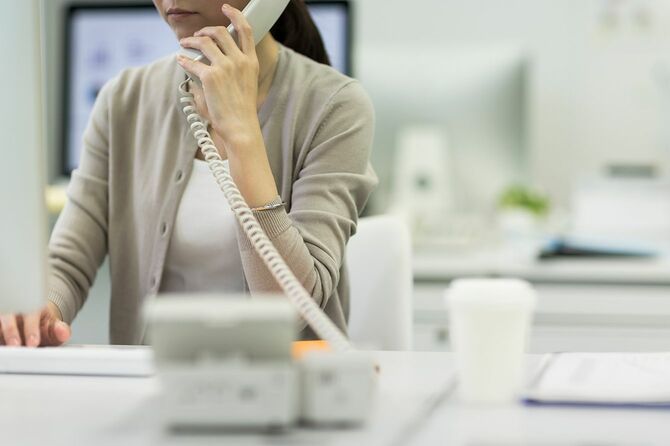 オフィスで電話を受ける女性