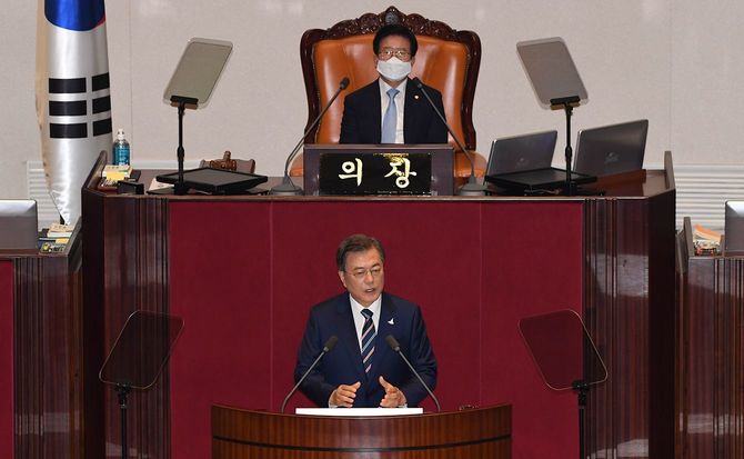 2020年7月16日、韓国の文在寅大統領が韓国・ソウルで第21回国会の開会式で演説