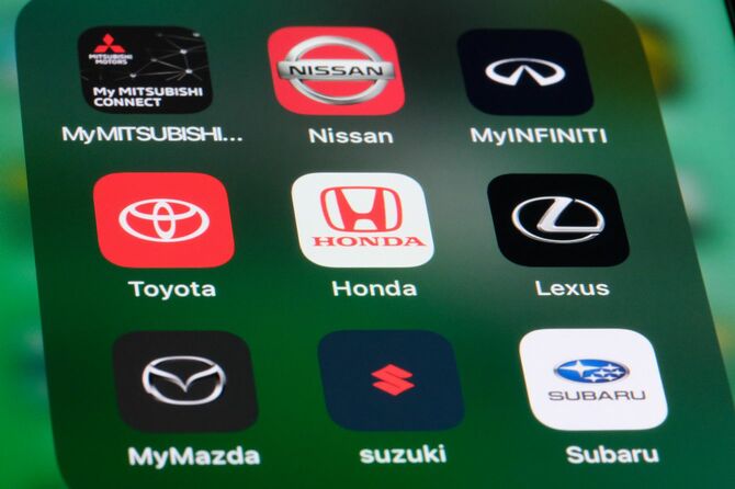 スマホ画面に、ホンダ、トヨタ、三菱自動車、日産、レクサス、マツダ、スズキ、インフィニティ、スバルのアプリのロゴ
