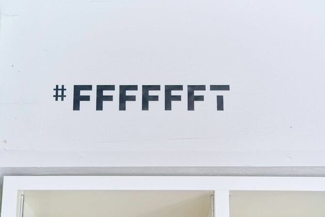 16進数カラーコードでは、#FFFFFFが白、#000000が黒を表す