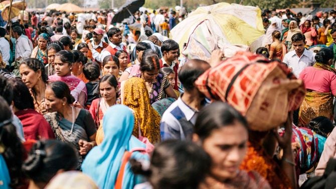 人々で込み合うデリーの風景