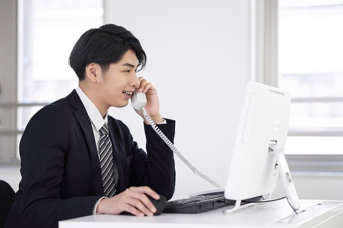 電話する男性