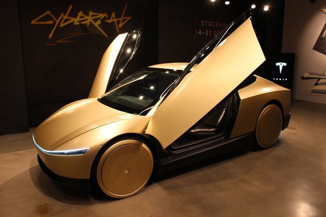 テスラ社が開発中の自動運転車「サイバー・キャブ」。通称ロボタクシー