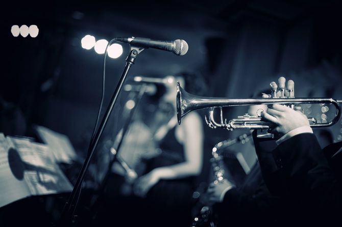 ナイトクラブでトランペットを演奏する人